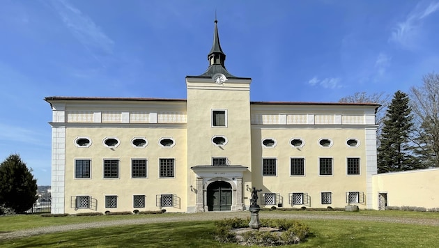 Neben dem Benediktinerstift und der Sternwarte ist das Schloss Kremsegg ein Wahrzeichen der Gemeinde Kremsmünster. (Bild: Hendrich Real Estate GmbH)
