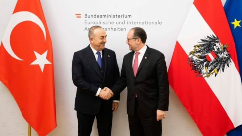 Außenminister Alexander Schallenberg mit seinem türkischen Amtskollegen Mevlüt Cavusoglu (Bild: BMEIA/Michael Gruber)