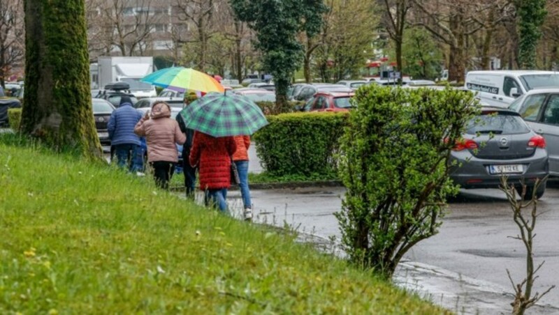 Ein Teil der Wohnungen soll auf dem bestehenden Parkplatz entstehen. (Bild: Tschepp Markus)