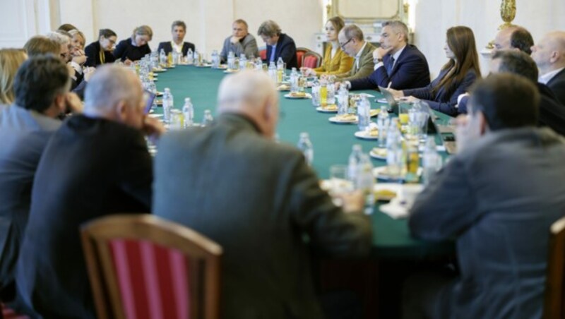 Bundeskanzler Karl Nehammer (ÖVP) mit Medienvertretern im Bundeskanzleramt in Wien. (Bild: APA/BKA/ANDY WENZEL)