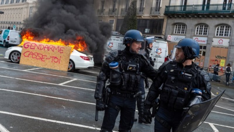 Seit Wochen wird gegen die Pensionsreform demonstriert. (Bild: AP)