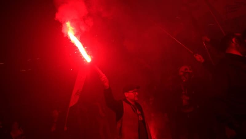 Bahnarbeiter protestieren gegen die Erhöhung des Pensionsantrittsalters in Frankreich. (Bild: AP)