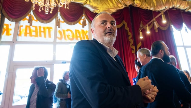 Im „Magic Theater“ in Wiener Neustadt tauschte sich Doskozil im kleinen Rahmen mit Parteikollegen aus. (Bild: APA/GEORG HOCHMUTH)