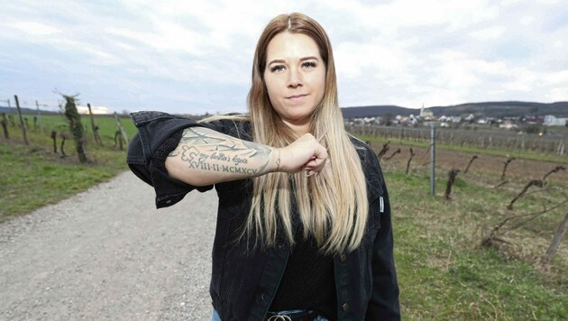 Vanessa Schwaighofer mit einem ihrer Tattoos, das für sie eine tiefe Bedeutung hat. (Bild: Judt Reinhard)