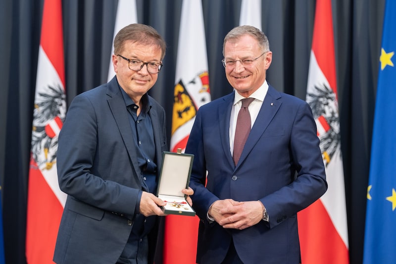 Landeshauptmann Thomas Stelzer (ÖVP) verlieh dem ehemaligen grünen Landesrat das Große Ehrenzeichen des Landes Oberösterreich. (Bild: Peter C. Mayr)