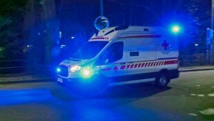Die Verletzten wurden mit der Rettung ins Spital gebracht (Symbolbild).