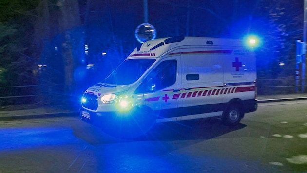 Die Verletzten wurden mit der Rettung ins Spital gebracht (Symbolbild).