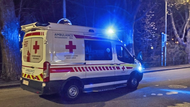 The injured man was taken to the Innsbruck hospital by ambulance (symbolic image). (Bild: Birbaumer Christof)