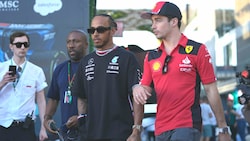 Lewis Hamilton (l.) und Charles Leclerc (Bild: AP Photo/Hassan Ammar)