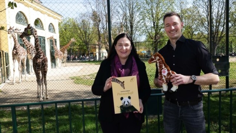 Giraffen, Landesparteisekretärin Barbara Novak und „Krone“-Wien-Chef Michael Pommer (Bild: Tomschi Peter)