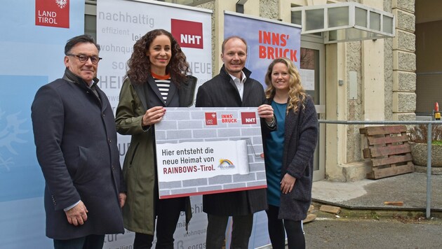 Die Umbauarbeiten am neuen Standort wurden begonnen, v. l.: GF Markus Pollo (NEUE HEIMAT TIROL), LRin Eva Pawlata, Vzbgm Johannes Anzengruber und Malu Span, Bereichsleiterin Trennung/Scheidung von RAINBOWS-Tirol (in Vertretung von Landesleiterin Barbara Baumgartner). (Bild: Land Tirol/Dorfmann)