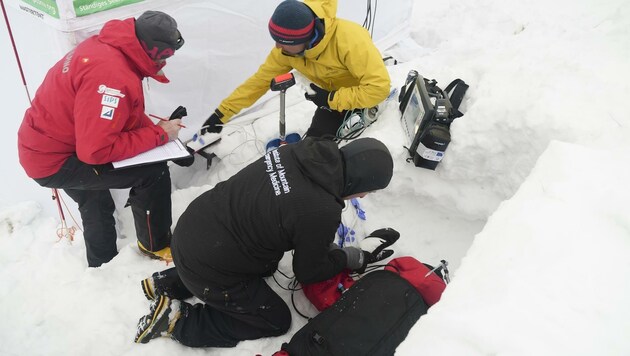 Die Studienteilnehmer ließen sich im Schnee eingraben. (Bild: Eurac Research)