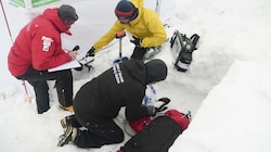 Die Studienteilnehmer ließen sich im Schnee eingraben. (Bild: Eurac Research)