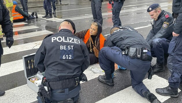 Die Letzte Generation bremste am Grazer Geidorfplatz den Verkehr aus (Bild: Christina Koppelhuber)