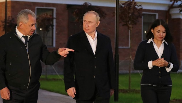Xenia Schoigu (re.) mit ihrem Vater Sergej (li.) und Russlands Präsident Wladimir Putin (Bild: AFP)