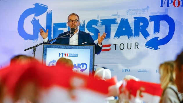 FPÖ-Chef Herbert Kickl sah sich in seiner Rede schon als „Volkskanzler“. Marlene Svazek träumte hingegen schon von ihrer angestrebten Zukunft als Salzburger Landesmutter. Vor allem mit der ÖVP ging die Politikerin dabei hart ins Gericht. (Bild: Gerhard Schiel)