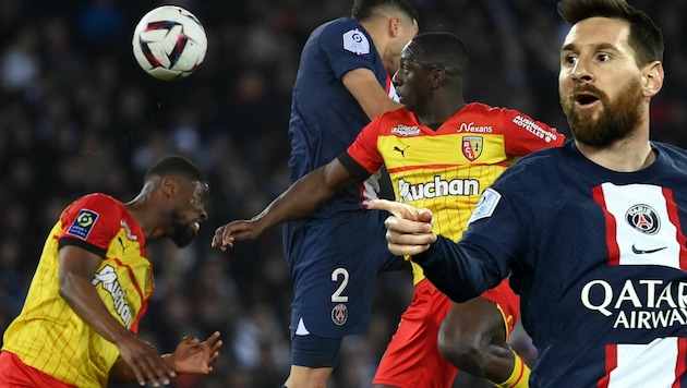 Lionel Messi (ganz rechts) und PSG waren für Kevin Danso (ganz links) und Lens zu stark. (Bild: AFP)