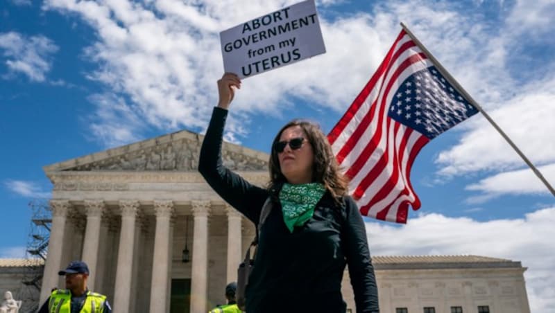 Hunderte demonstrierten vor dem US-Supreme Court für das Recht auf Abtreibung (Archivbild). (Bild: AP)