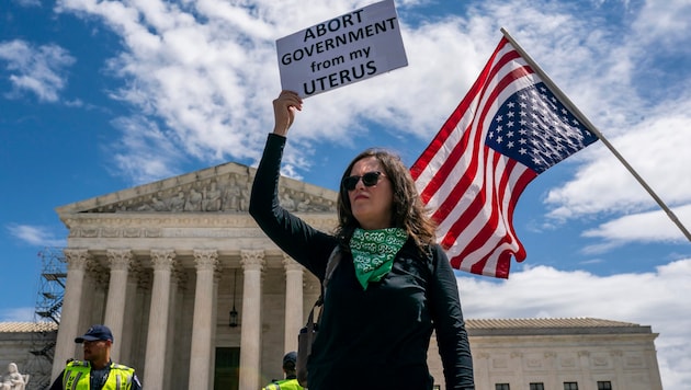 Tüntetés a Legfelsőbb Bíróság előtt az Egyesült Államokban (Bild: AP)