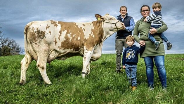 Die Bauern Harald und Anja Hochedlinger bangen mit ihren Kindern Jakob und Johannes um die Zukunft. (Bild: Imre Antal)