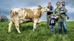Die Bauern Harald und Anja Hochedlinger bangen mit ihren Kindern Jakob und Johannes um die Zukunft. (Bild: Imre Antal)