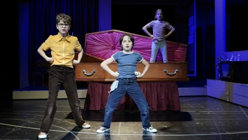 Die Familie Bechdel in ihrem „Fun Home“: Das Familienoberhaupt ist Bestatter und richtet „Funerals“ aus, abgekürzt als „Fun“. (Bild: Reinhard Winkler)