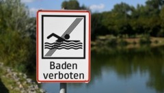 Seit 2016 ist das Baden im Steinbruchsee eigentlich verboten. Eine Bürgerinitiative kämpft dagegen an. (Bild: Wolfgang Spitzbart)