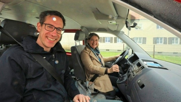 Una imagen con poder simbólico: el alcalde de Graz KPÖ, Elke Kahr, muestra el camino al concejal municipal de Salzburgo, Kay-Michael Dankl.  (Imagen: Benedict Grabner)