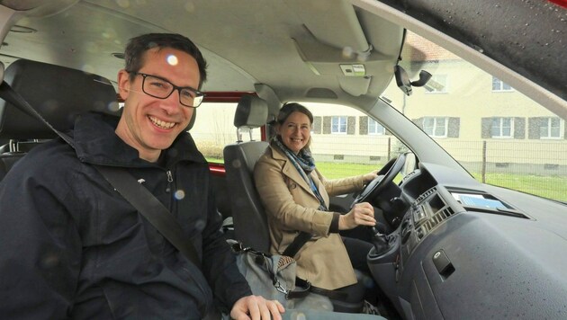Ein Bild mit Symbolkraft: Grazer KPÖ-Bürgermeisterin Elke Kahr zeigt den Salzburger Gemeinderat Kay-Michael Dankl den Weg. (Bild: Benedict Grabner)