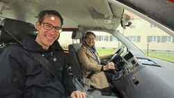 Ein Bild mit Symbolkraft: Grazer KPÖ-Bürgermeisterin Elke Kahr zeigt den Salzburger Gemeinderat Kay-Michael Dankl den Weg. (Bild: Benedict Grabner)
