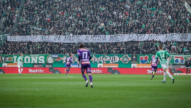 Die Rapid-Fans ließen sich die Gelegenheit für einen Seitenhieb auf Violett nicht entgehen. (Bild: GEPA pictures)