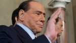 Italiens Ex-Premier Silvio Berlusconi wurde nach zwölf Tagen aus der Intensivstation entlassen. Er bleibt aber im Krankenhaus. (Bild: The Associated Press)