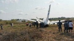 Ein von der Armee veröffentlichtes Foto zeigt die Maschine des Flugzeugbauers Saab neben der Landebahn im Gras stehend, ein abgebrochenes Flugzeugteil liegt auf der Landebahn. (Bild: AFP)