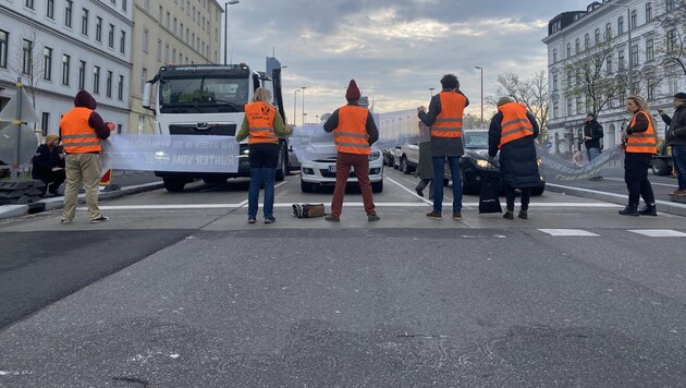 Reichsbrücke'nin ablukaya alınması Last Generation aktivistlerine pahalıya mal olacak. (Bild: Letzte Generation Österreich)