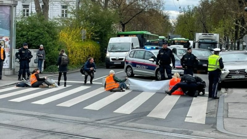 Erst nach einer Dreiviertelstunde herrschte wieder freie Fahrt (Bild: krone.at)