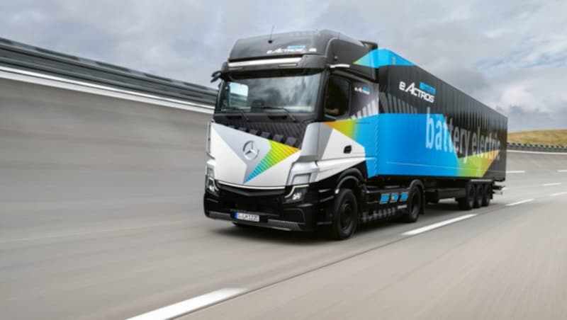 Der E-Lkw „eActros LongHaul“ von Mercedes-Benz soll eine Reichweite von rund 500 km haben und noch 2024 die Serienreife erreichen. (Bild: © Daimler Truck AG)