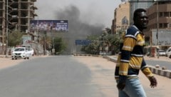 In vielen Teilen Sudans steigt dieser Tage Rauch auf. Ein bewaffneter Konflikt stürzt das Land seit einigen Tagen ins Chaos. (Bild: AP)