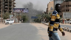 In vielen Teilen Sudans steigt dieser Tage Rauch auf. Ein bewaffneter Konflikt stürzt das Land seit einigen Tagen ins Chaos. (Bild: AP)