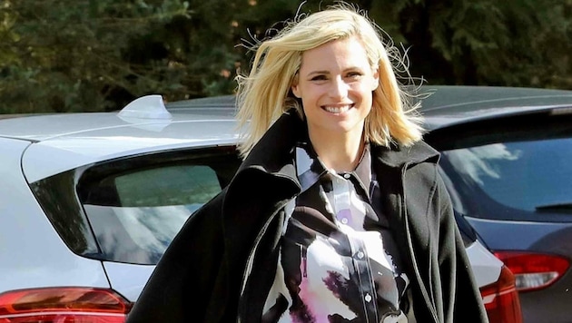 Oma Michelle Hunziker strahlt Anfang April auf dem Weg ins Krankenhaus, in dem ihr Enkerl geboren wurde. (Bild: www.photopress.at)