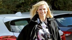 Oma Michelle Hunziker strahlt Anfang April auf dem Weg ins Krankenhaus, in dem ihr Enkerl geboren wurde. (Bild: www.photopress.at)