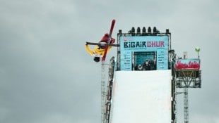 Im Oktober 2022 war Julius Forer zuletzt beim Big Air in Chur im Weltcup in der Luft. (Bild: STADLERPHOTO.COM)