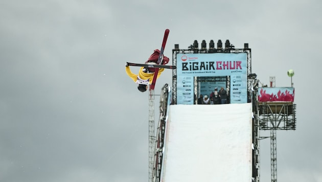 Im Oktober 2022 war Julius Forer zuletzt beim Big Air in Chur im Weltcup in der Luft. (Bild: STADLERPHOTO.COM)