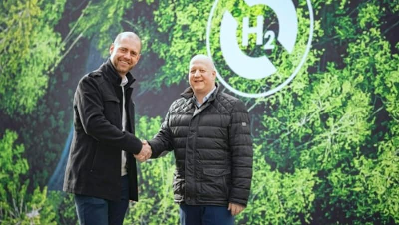 Tobias Fritsch (H-Tec Systems) freut sich über die Bestellung von Innio Jenbach Standortleiter Martin Mühlbacher (rechts) (Bild: INNIO 2023)