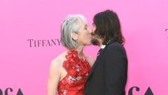 Alexandra Grant und Keanu Reeves küssen sich am roten Teppich der Museum-of-Contemporary-Gala in Los Angeles. (Bild: APA/Photo by Richard Shotwell/Invision/AP)