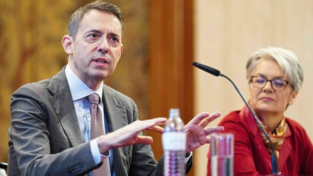 Staatsoperndirektor Bogdan Roščić und die kaufmännische Geschäftsführerin Petra Bohuslav bei der Jahres-Pressekonferenz der Staatsoper in Wien. (Bild: EVA MANHART / APA / picturedesk.com)