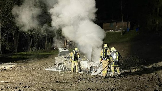 Das Fahrzeug brannte vollkommen aus. (Bild: zoom.tirol)