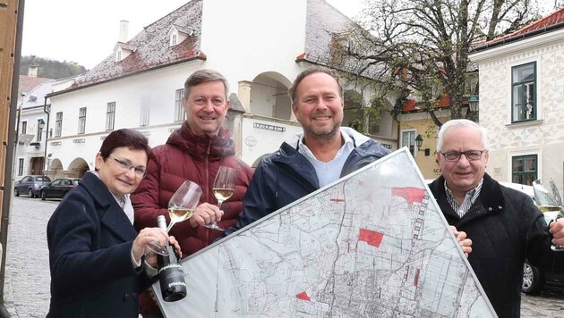 Von links: Gemeinderätin Dagmar Händler, Vizebürgermeister Jörgen Vöhringer, Winzer Johannes Gebeshuber, Bürgermeister Ferdinand Köck (Bild: Judt Reinhard)