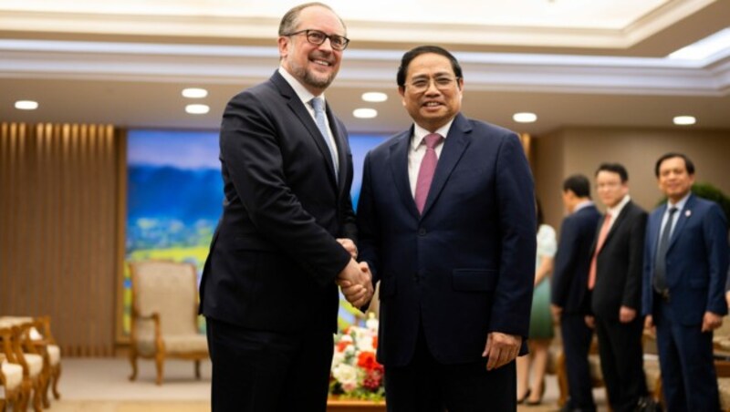 Außenminister Alexander Schallenberg (ÖVP) im Rahmen eines Treffens mit dem vietnamesischen Premierminister Pham Minh Chinh (Bild: APA/BMEIA/MICHAEL GRUBER)