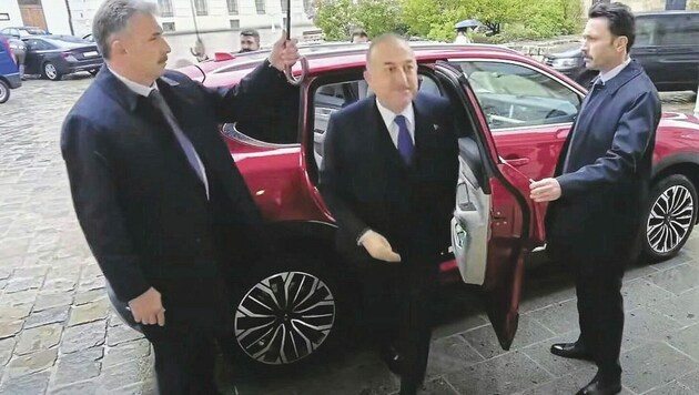 Minister Mevlüt Çavuşoğlu mit dem Togg, der in Wien Begeisterung bei Austrotürken auslöste. (Bild: YouTube/Haber Lütfen)