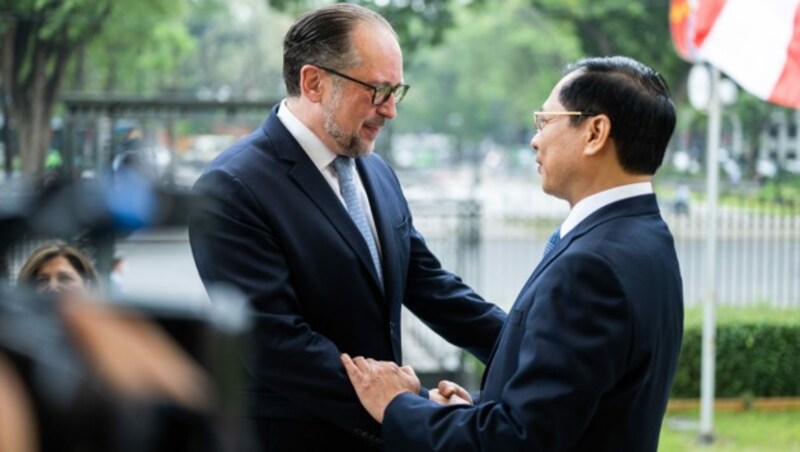 Alexander Schallenberg mit Bui Thanh Son (Bild: APA/BMEIA/MICHAEL GRUBER)